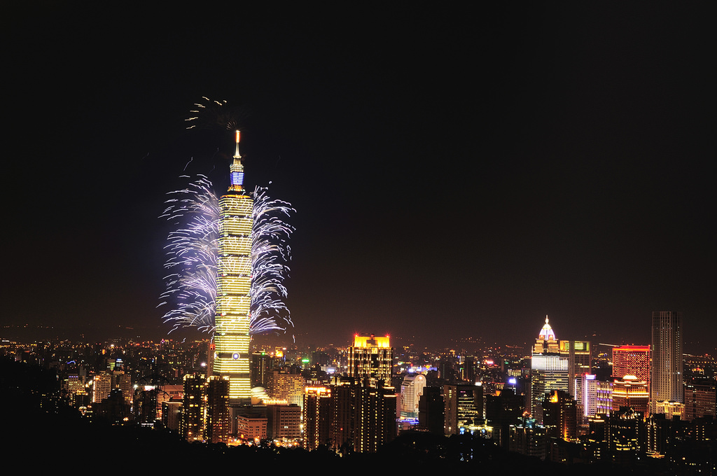 2015-new-year-taipei-101-fireworks