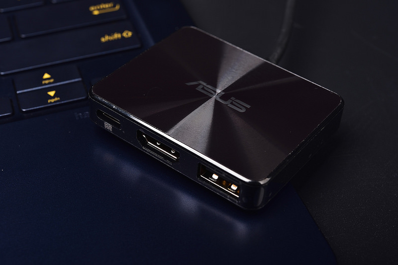ASUS ZenBook 3 Deluxe UX490UA 輕薄筆電