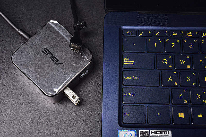 ASUS ZenBook 3 Deluxe UX490UA 輕薄筆電